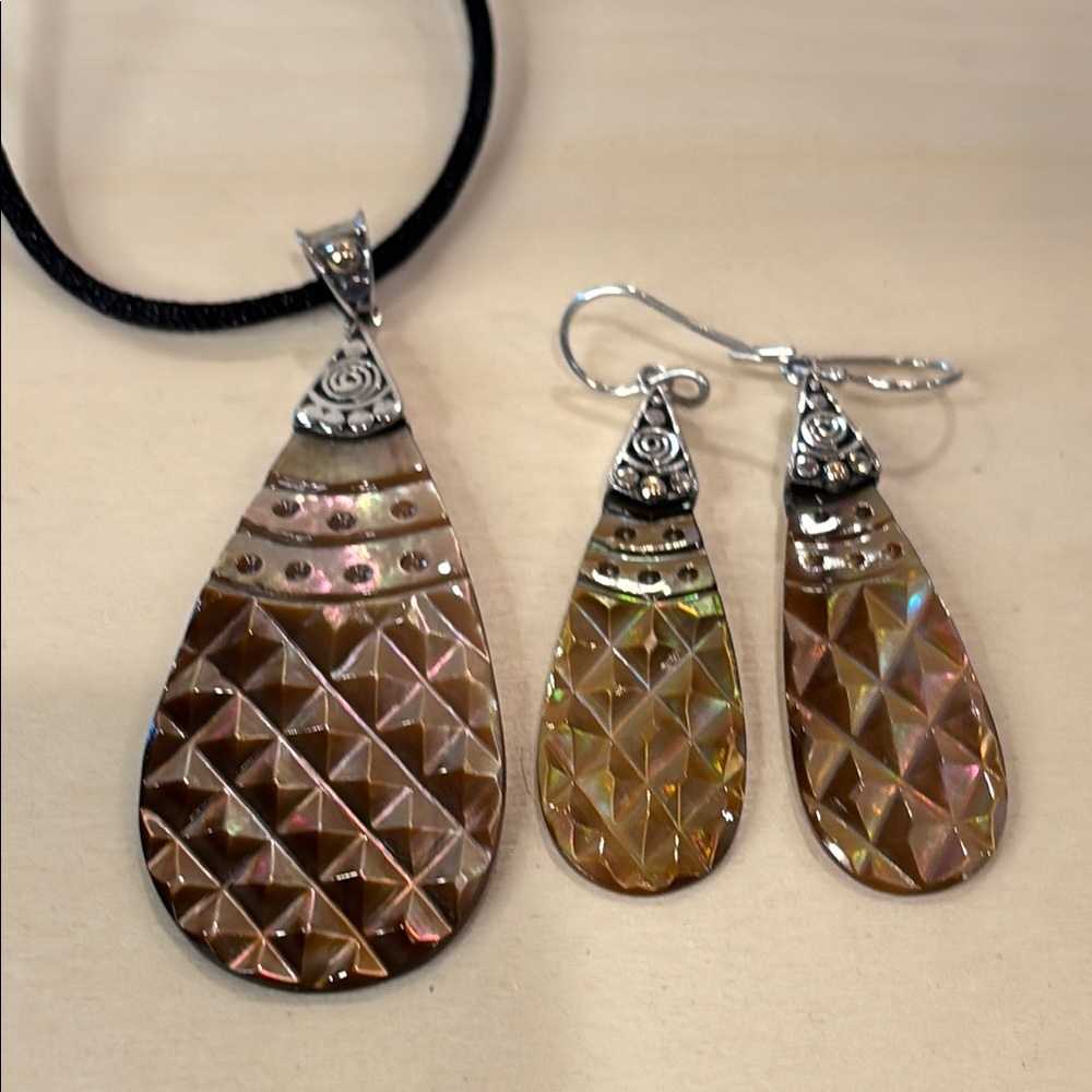 Robert Manse Mother of Pearl with 18K Gold dots and 925 Silver Jewelry Set.